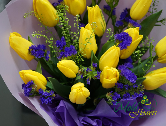 Букет из желтых тюльпанов и статицы Фото